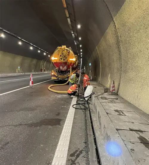 筠连隧道排水渠清淤